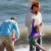 Marcia Cross en famille à la plage à Santa Monica le 30 mai 2011. Elle profite du soleil avec ses jumelles Savannah et Eden et son mari Tom Mahoney. 