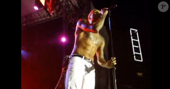Chris Brown exécute un lap dance sensuel à une admiratrice, lors d'un concert à Miami, le 28 mai 2011.