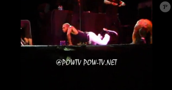 Chris Brown séduit une fan sur scène, à Miami, le 28 mai 2011.