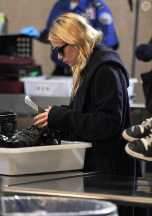 Ashley Olsen à l'aéroport de Los Angeles le 30 mai 2011