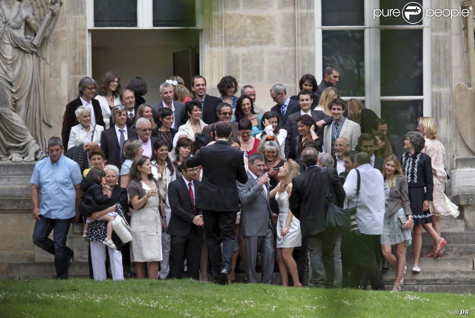 Jean Marie Bigard Et Sa Femme Lola Marois Entoures De Leurs Familles Et Amis Lors De Leur Mariage A La Mairie Du Viie Arrondissement De Paris Le 27 Mai 2011 Purepeople