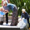 Gwen Stefani et ses deux garçons : Kingston et Zuma qui a le bras cassé, le 4 juin 2011