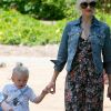 Gwen Stefani et son fils Zuma qui a le bras cassé, le 4 juin 2011