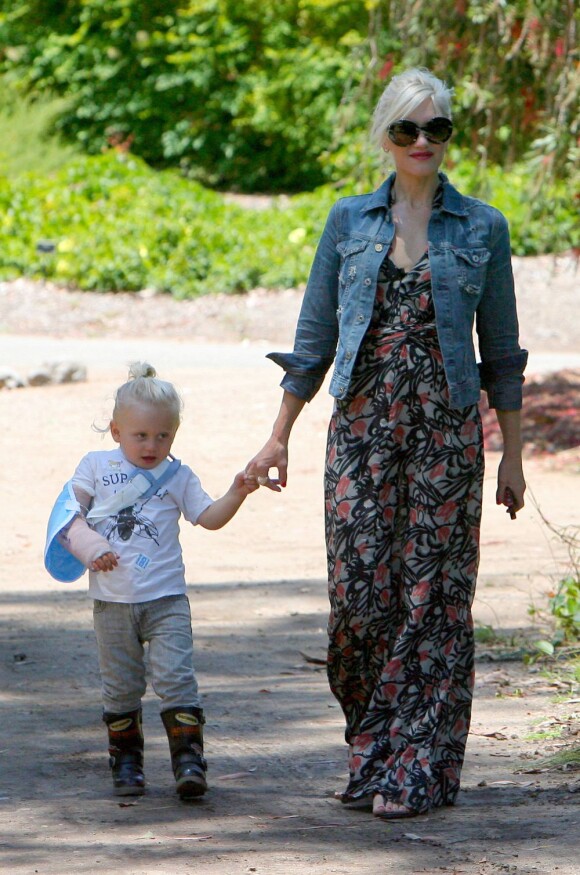 Gwen Stefani et son fils Zuma qui a le bras cassé, le 4 juin 2011