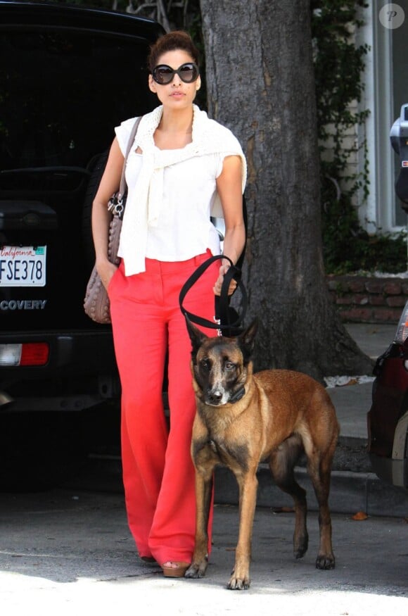 Eva Mendes dans les rues d'Hollywood avec son chien, le 3 juin 2011