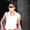 Pantalon rouge et top blanc, Eva Mendes est ravissante dans les rues d'Hollywood, le 3 juin 2011