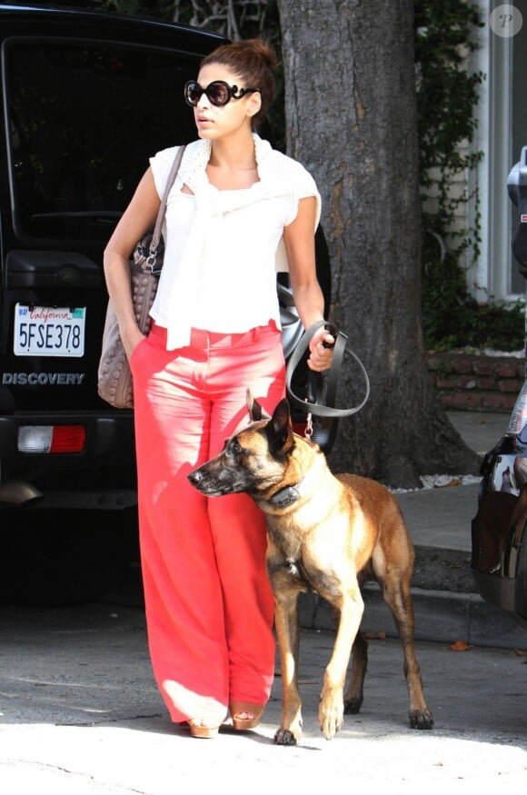 Pantalon rouge et top blanc, Eva Mendes est ravissante dans les rues d'Hollywood, le 3 juin 2011
