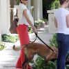 Eva Mendes dans les rues d'Hollywood avec son chien, le 3 juin 2011