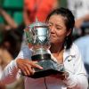 La Chinoise Li Na remporte le tournoi de Roland-Garros sur l'Italienne tenante du titre Francesca Schiavone, le 4 juin 2011