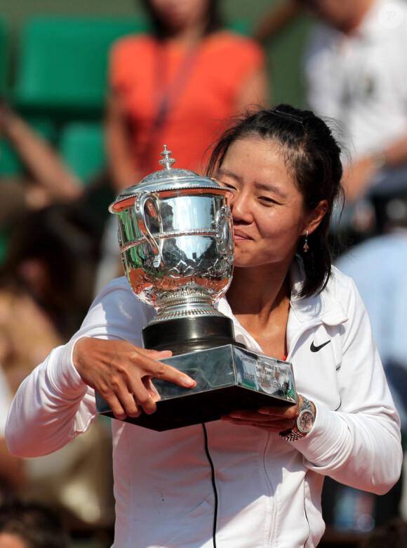 La Chinoise Li Na remporte le tournoi de Roland-Garros sur l'Italienne tenante du titre Francesca Schiavone, le 4 juin 2011