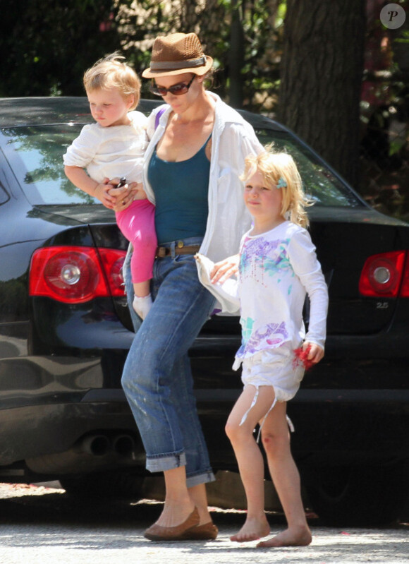 Rachel Griffiths et ses filles lors d'une après-midi piscine, le 28 mai 2011