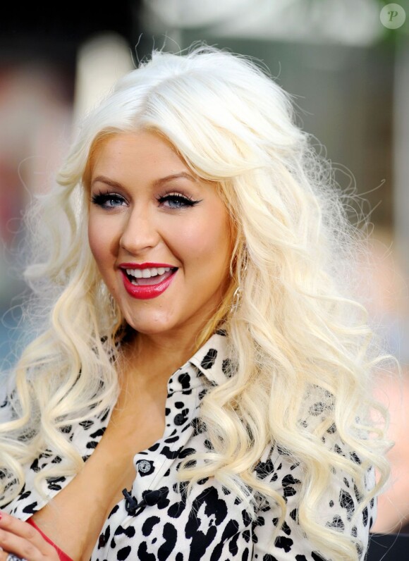 Christina Aguilera est l'invitée de l'émission Extra animée par Mario Lopez au centre commercial The Grove, à Los Angeles, vendredi 3 juin 2011.