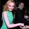 Kylie Minogue sort de la soirée organisée en son honneur avec une autre tenue : une robe courte verte qui lui sied à ravir... Une vraie star ! Sydney, 6 juin 2011