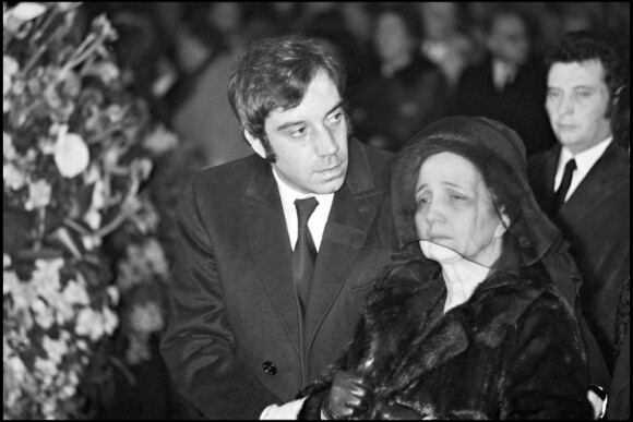 Franck Fernandel et sa maman Henriette lors des obsèques de Fernandel en février 1971.