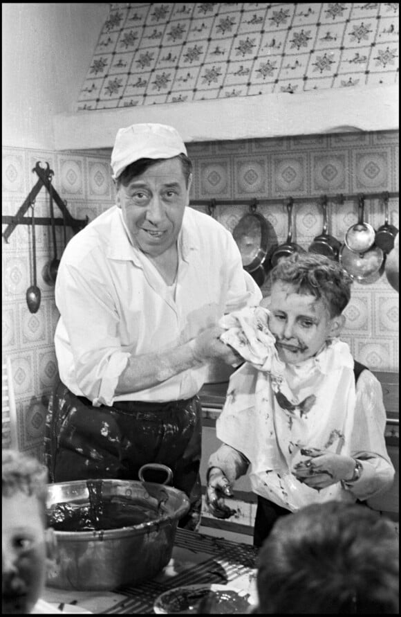 Fernandel sur le tournage du film Le boulanger de Valorgue, en 1952.