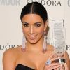 Kim Kardashian fière de son prix du meilleur entrepreneur lors de la soirée Glamour Awards à Londres le 7 juin 2011