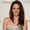 Kristen Stewart tout sourire lors de la soirée Glamour Awards à Londres le 7 juin 2011