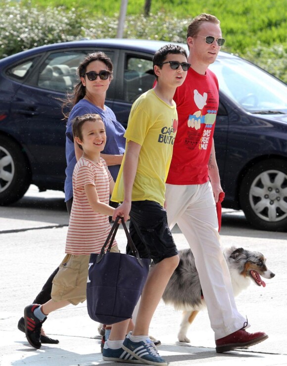 Jennifer Connelly et Paul Bettany, en compagnie de Kai et Stellan, le 28 mai 2011, trois jours avant l'accouchement de l'actrice.<br />