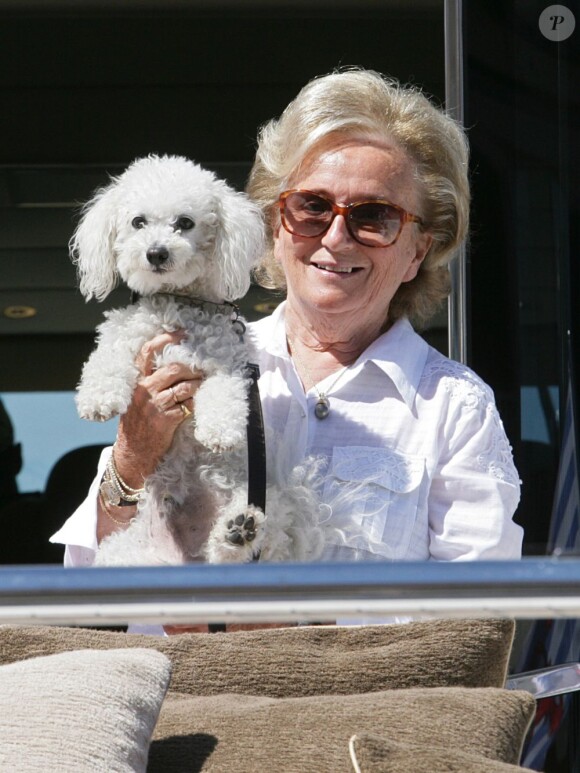 Bernadette Chirac avec leur ancien chien Sumo à Saint Tropez en août 2008 