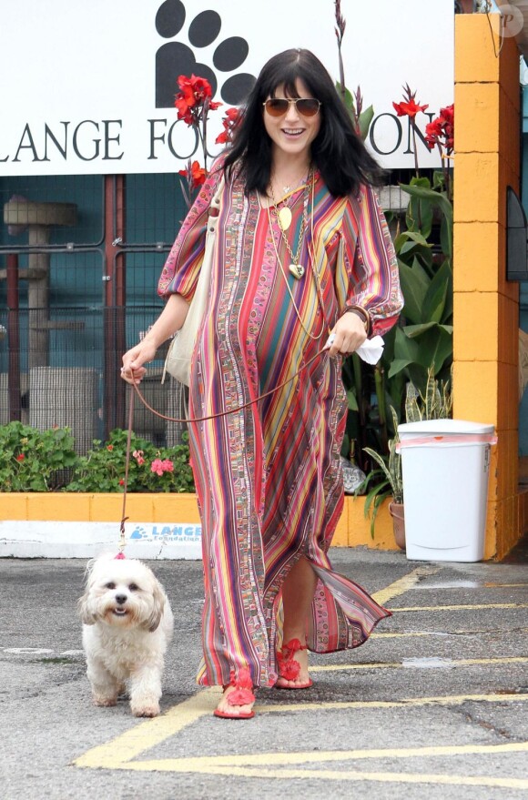 Selma Blair toujours très enceinte dans une tenue ethnique le 9 juin 2011 à Los Angeles