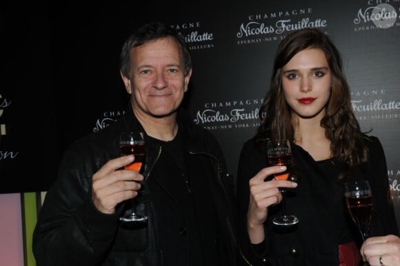 Francis Huster et Gaia Weiss lors du 35e anniversaire des champagnes Nicolas Feuillate à la maison de l'architecture le 9 juin 2011