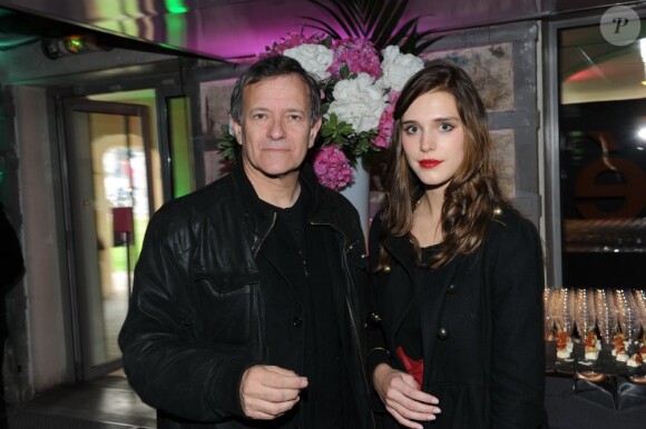 Francis Huster et Gaia Weiss lors du 35e anniversaire des champagnes  Nicolas Feuillate à la maison de l'architecture le 9 juin 2011