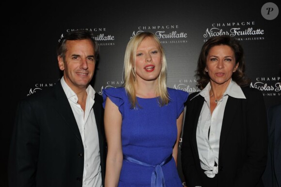 Bernard de la Villardière, Anna Sherbinina et Corinne Touzet lors du 35e anniversaire des champagnes Nicolas Feuillate à la maison de l'architecture le 9 juin 2011