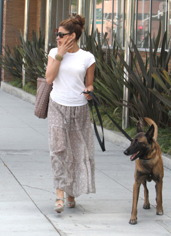 Eva Mendes ne quitte plus chien Hugo. Dans les rues de Los Angeles le 10 juin 2011