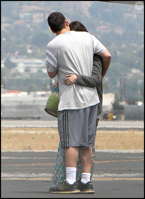 Adam Sandler très tendre avec sa femme Jacqueline Titone alors qu'ils prennent l'avion avec leurs deux filles Sunny et Sadie à l'aéroport de Burbank le 4 juin 2011