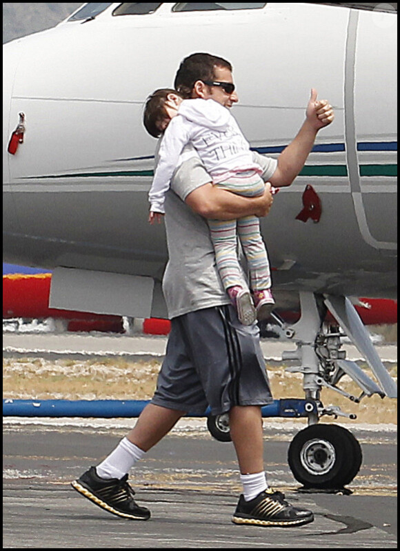 Adam Sandler porte sa petite Sunny dans les bras alors qu'il prend l'avion avec sa femme Jacqueline Titone et leurs deux filles Sunny et Sadie à l'aéroport de Burbank le 4 juin 2011