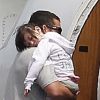 Adam Sandler porte sa petite Sunny dans les bras alors qu'il prend l'avion avec sa femme Jacqueline Titone et leurs deux filles Sunny et Sadie à l'aéroport de Burbank le 4 juin 2011