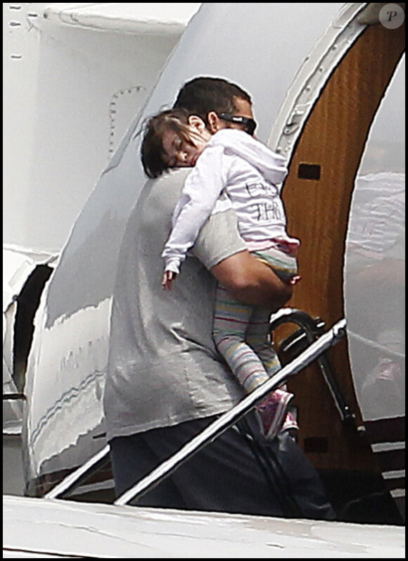 Adam Sandler porte sa petite Sunny dans les bras alors qu'il prend l'avion avec sa femme Jacqueline Titone et leurs deux filles Sunny et Sadie à l'aéroport de Burbank le 4 juin 2011