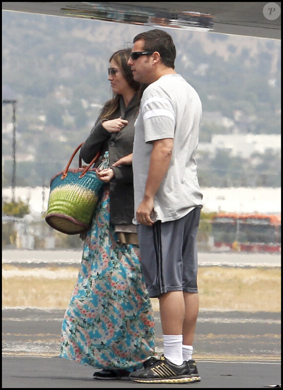 Adam Sandler, sa femme Jacqueline Titone, et leurs deux filles Sunny et Sadie prennent un avion à l'aéroport de Burbank le 4 juin 2011