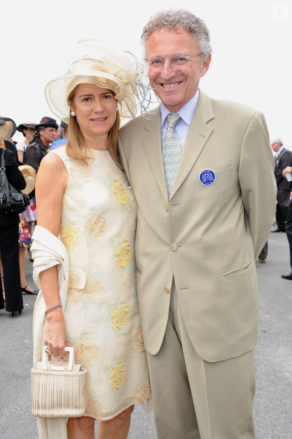 Nelson Monfort et son épouse Dominique, au Prix de Diane à l'hippodrome de Chantilly le 12 juin 2011