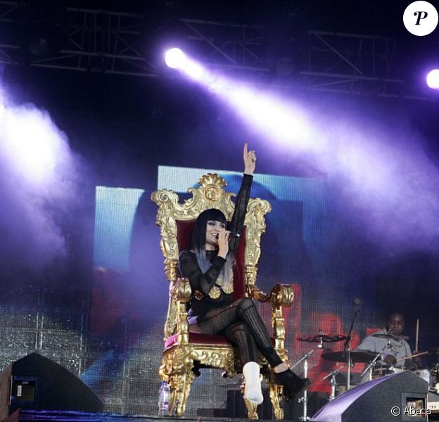 La chanteuse Jessie J se produit, le pied bandé, à la Wembley Arena de Londres, dans le cadre du Capital FM's Summertime Ball, dimanche 12 juin 2011.