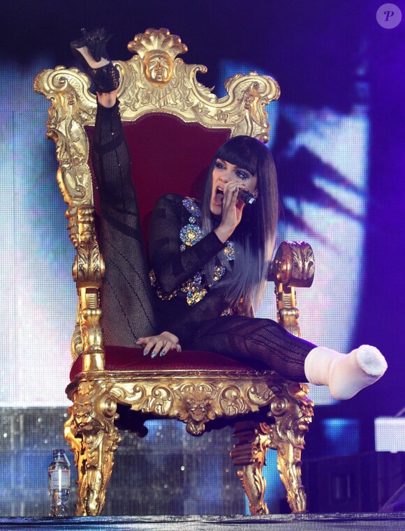 La chanteuse Jessie J se produit, le pied bandé, à la Wembley Arena de Londres, dans le cadre du Capital FM's Summertime Ball, dimanche 12 juin 2011.