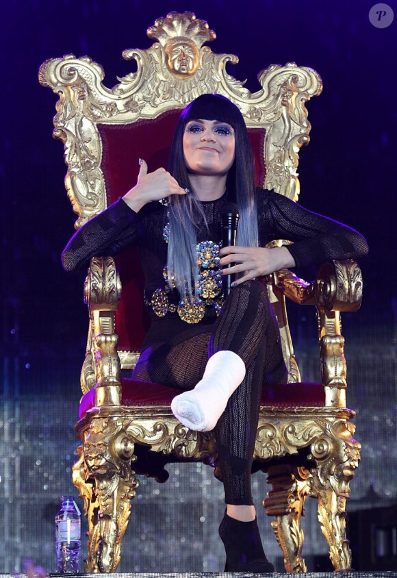 La chanteuse Jessie J se produit, le pied bandé, à la Wembley Arena de Londres, dans le cadre du Capital FM's Summertime Ball, dimanche 12 juin 2011.