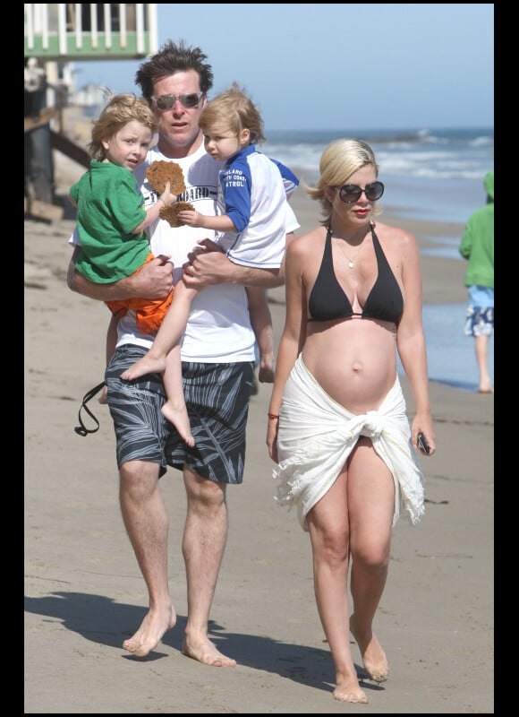 Tori Spelling en famille. Son mari dean McDermott et leurs enfants Liam et Stella