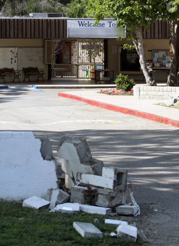 Photo du mur percuté et détruit par la voiture de Tori Spelling, le 13 juin 2011