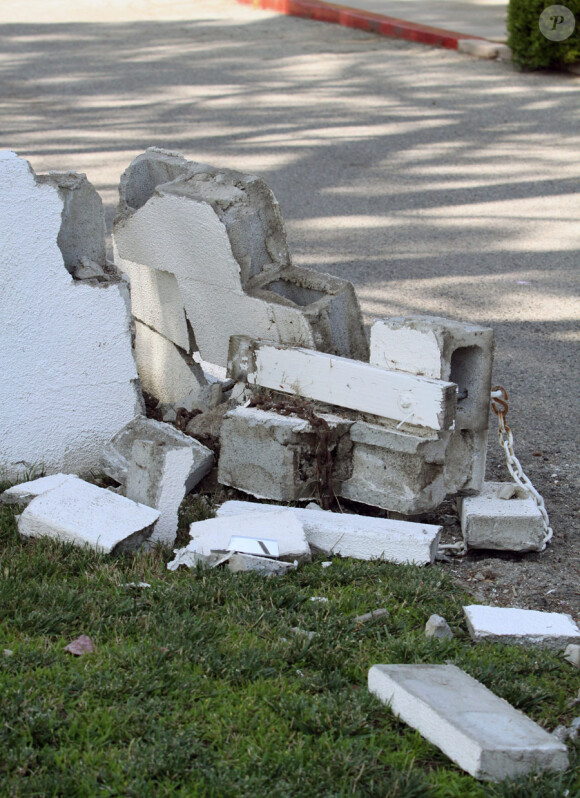 Photo du mur percuté et détruit par la voiture de Tori Spelling, le 13 juin 2011