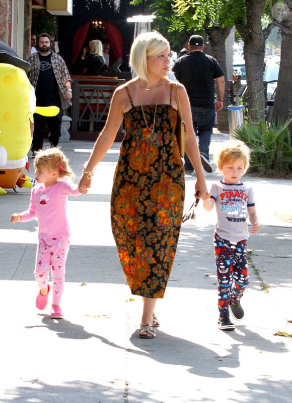 Tori Spelling, enceinte, se rend à un anniversaire avec ses enfants Liam et Stella à Sherman Oaks le 12 juin 2011