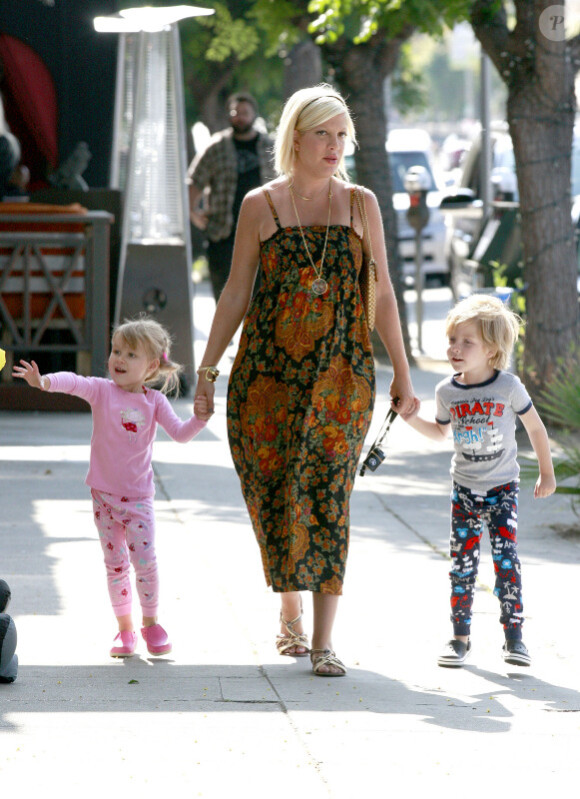 Tori Spelling, enceinte, se rend à un anniversaire avec ses enfants Liam et Stella à Sherman Oaks le 12 juin 2011