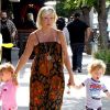 Tori Spelling, enceinte, se rend à un anniversaire avec ses enfants Liam et Stella à Sherman Oaks le 12 juin 2011
