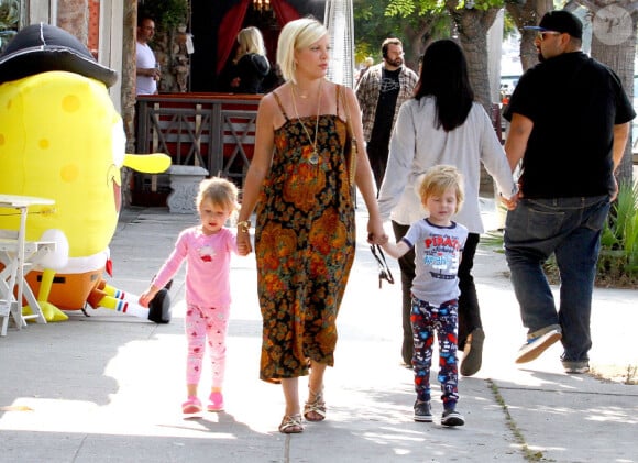 Tori Spelling, enceinte, se rend à un anniversaire avec ses enfants Liam et Stella à Sherman Oaks le 12 juin 2011