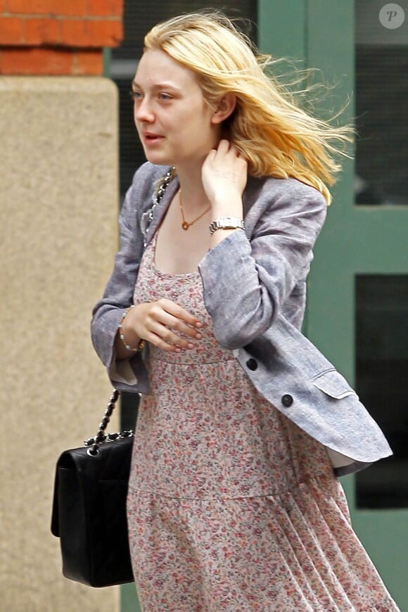 Dakota Fanning est aussi ravissante au naturel dans sa robe longue liberty avec son sac Chanel... Bravo ! New York, 13 juin 2011