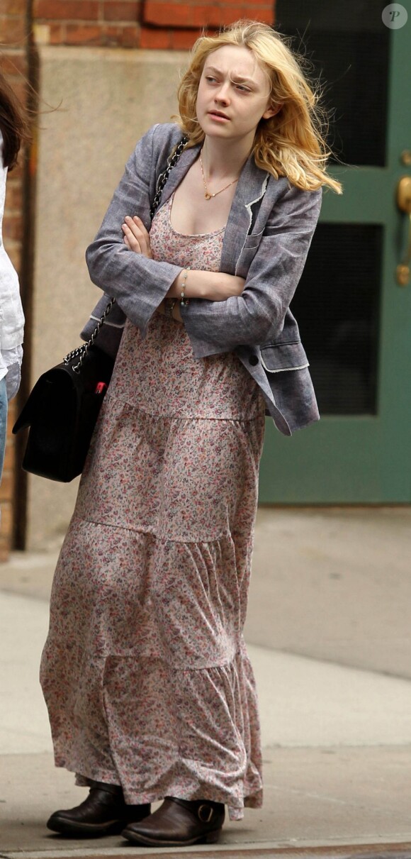 Dakota Fanning est très proche de sa famille, ici avec sa maman, Joy. Elle a d'ailleurs passé le samedi à Los Angeles d'où sa mine fatiguée. New York, 13 juin 2011