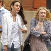 Dakota Fanning attend un taxi avec sa mère Joy à la sortie de leur hôtel new-yorkais, 13 juin 2011