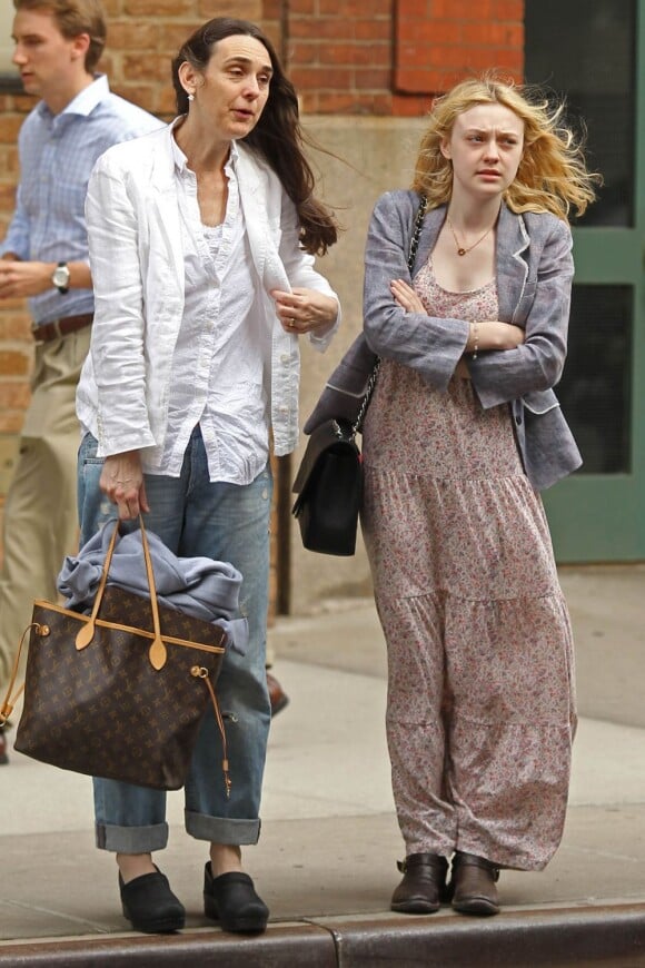 Dakota Fanning attend un taxi avec sa mère Joy à la sortie de leur hôtel new-yorkais, 13 juin 2011