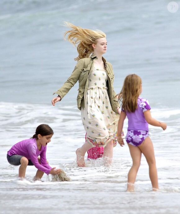 Elle Fanning s'est amusée comme une petite folle avec sa famille sur une plage de Malibu, le 11 juin 2011