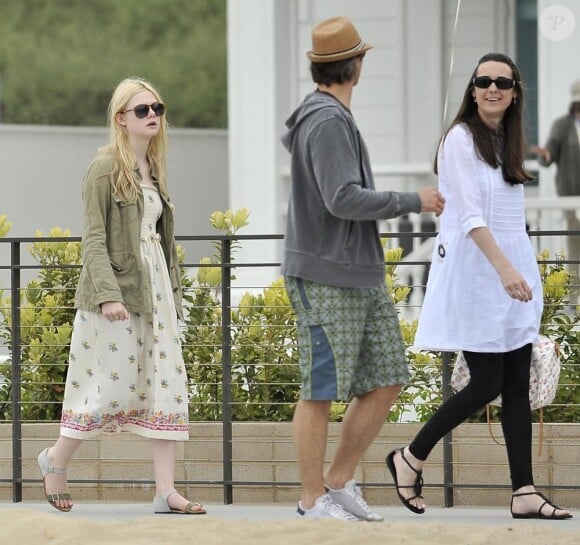 Elle Fanning s'est amusée comme une petite folle avec sa famille sur une plage de Malibu, le 11 juin 2011